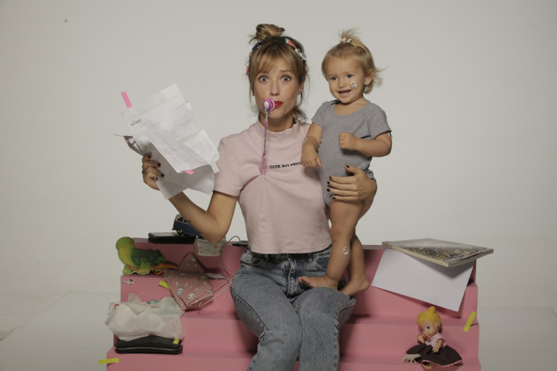Juliana Didone e sua filha, a pequena Liz, de 4 anos, em 'Diário de Mãe', uma websérie de humor sobre a maternidade (Divulgação)