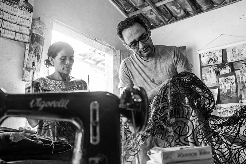 Ivanildo Nunes e as artesãs: "As rendas são todas trançadas pelas hábeis mãos de diversas comunidades artesãs do interior do Ceará" (Divulgação)