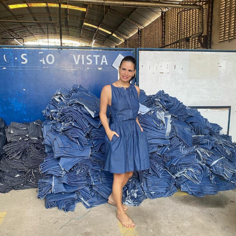 Iorrana Aguiar e os resíduos de jeans, uma das matérias-primas utilizadas na nova coleção da Sand Blue (Reprodução)