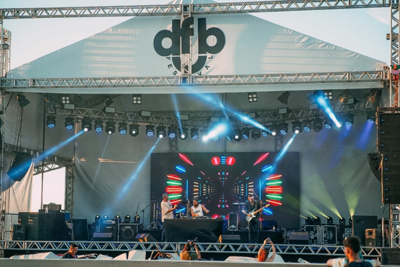 Apresentação Rockin’Deep com o DJ Thiago Camargo e o guitarrista Pilho (Divulgação/ DFB Festival)