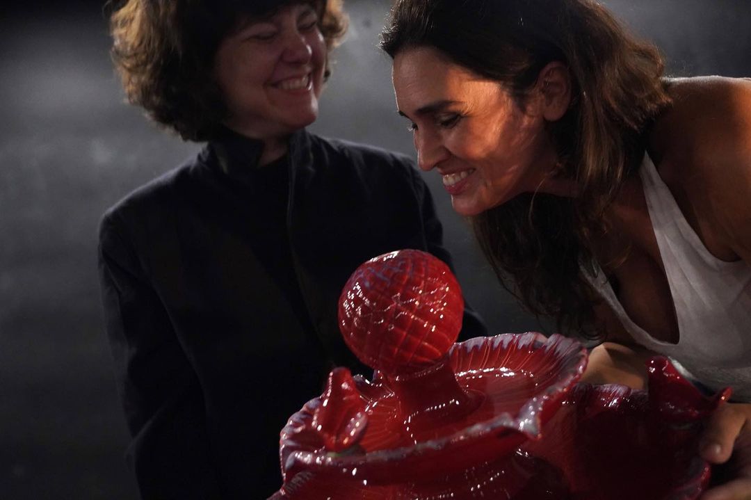 Cristina Flores e Laura Castro em cena de 'Luzia' , espetáculo que exalta, entre outras coisas, o amor lésbico (Foto: Maria Flor Brazil)