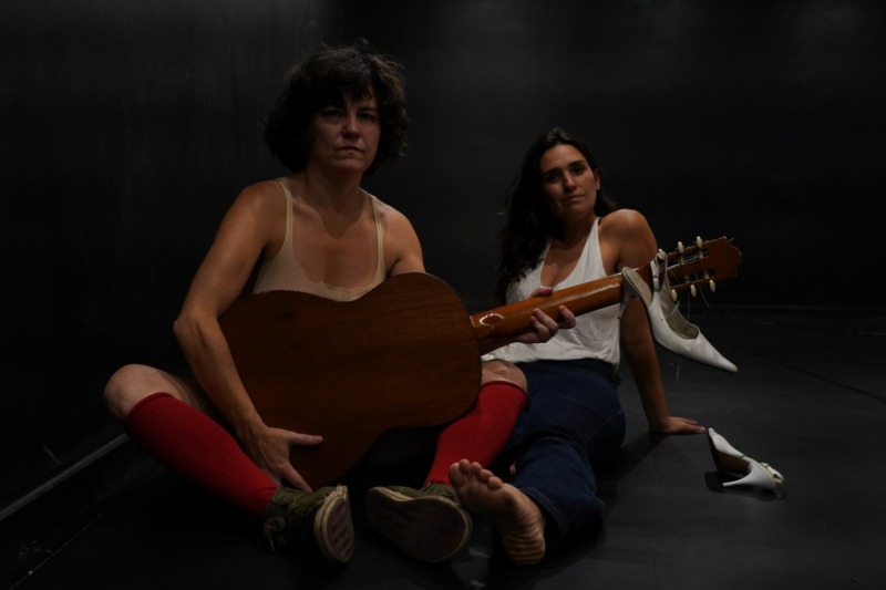 Cristina Flores e Laura Castro circulam na rede municipal de teatros com 'Luzia' (Foto: Maria Flor Brazil)