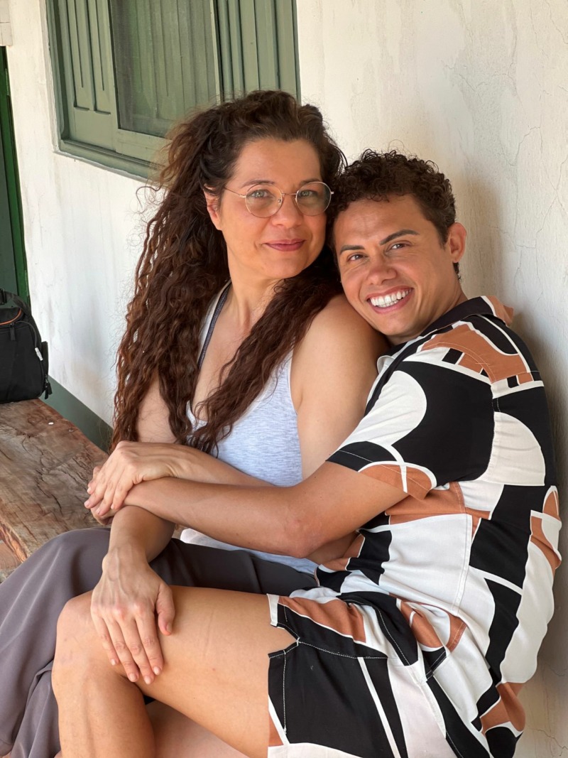 Isabel Teixeira e Silvero Pereira no Pantanal: "Sou completamente apaixonado por ela como atriz" (Acervo pessoal)