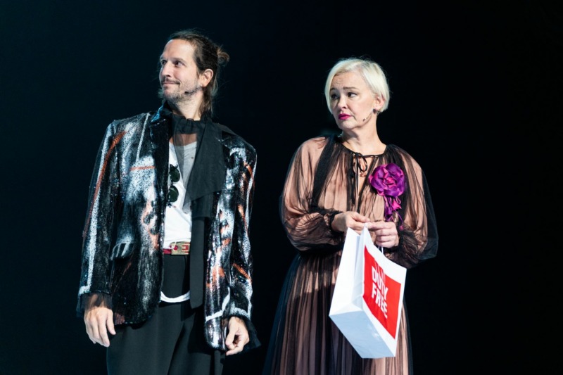 O ator Vladimir Brichta e Julia Lemmertz em cena do espetáculo 'Tudo': "Teatro é tudo. Teatro é um ato político, para além de partidos" (Foto: Flavia Canavarro)
