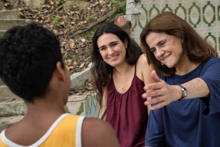 Laura Castro e Marieta Severo em cena de 'Aos Nossos Filhos' que estreia dia 28 (Divulgação)