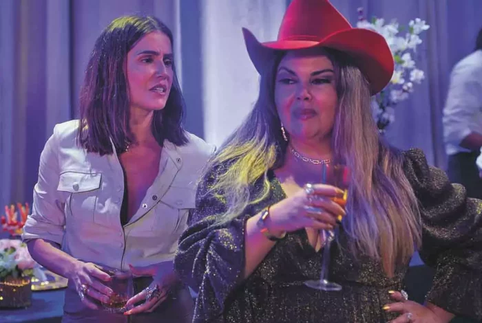 Fabiana Karla e Deborah Secco em cena da série 'Rensga Hits' (Divulgação/ Globo)