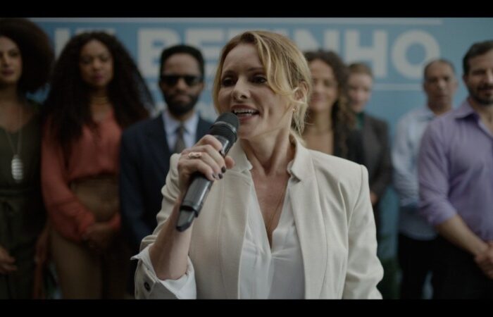 A atriz em cena como governadora na segunda temporada da série 'Arcanjo Renegado' (Reprodução/ Globo)