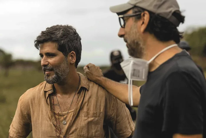 Gagliasso ao ladodo diretor Vicente Amorim no set de 'Santo' (Divulgação)