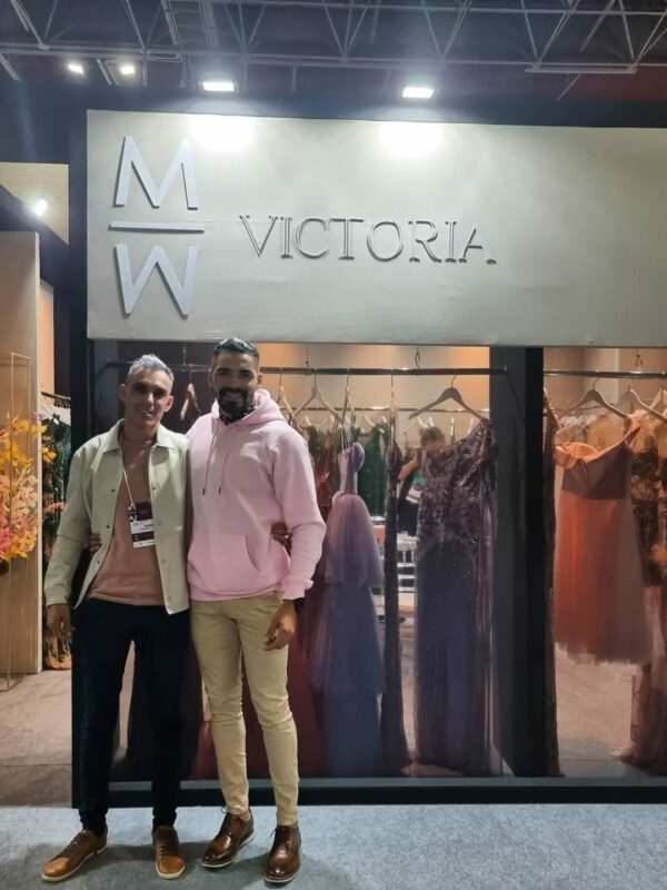 O casal Otávio Freitas e Rubens Ávila à frente da marca Victoria Modas (Divulgação)