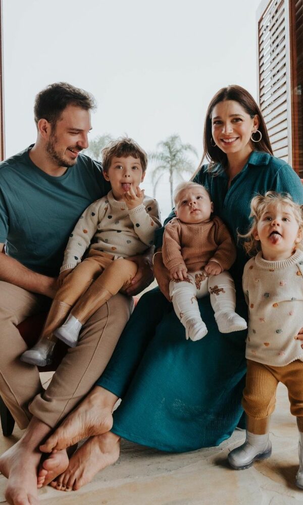 A atriz Sabrina Petraglia, seu marido Rámon Velasquez e os três filhos do casal: Gael, Leo e Maya (Foto: Babuska Fotografia)