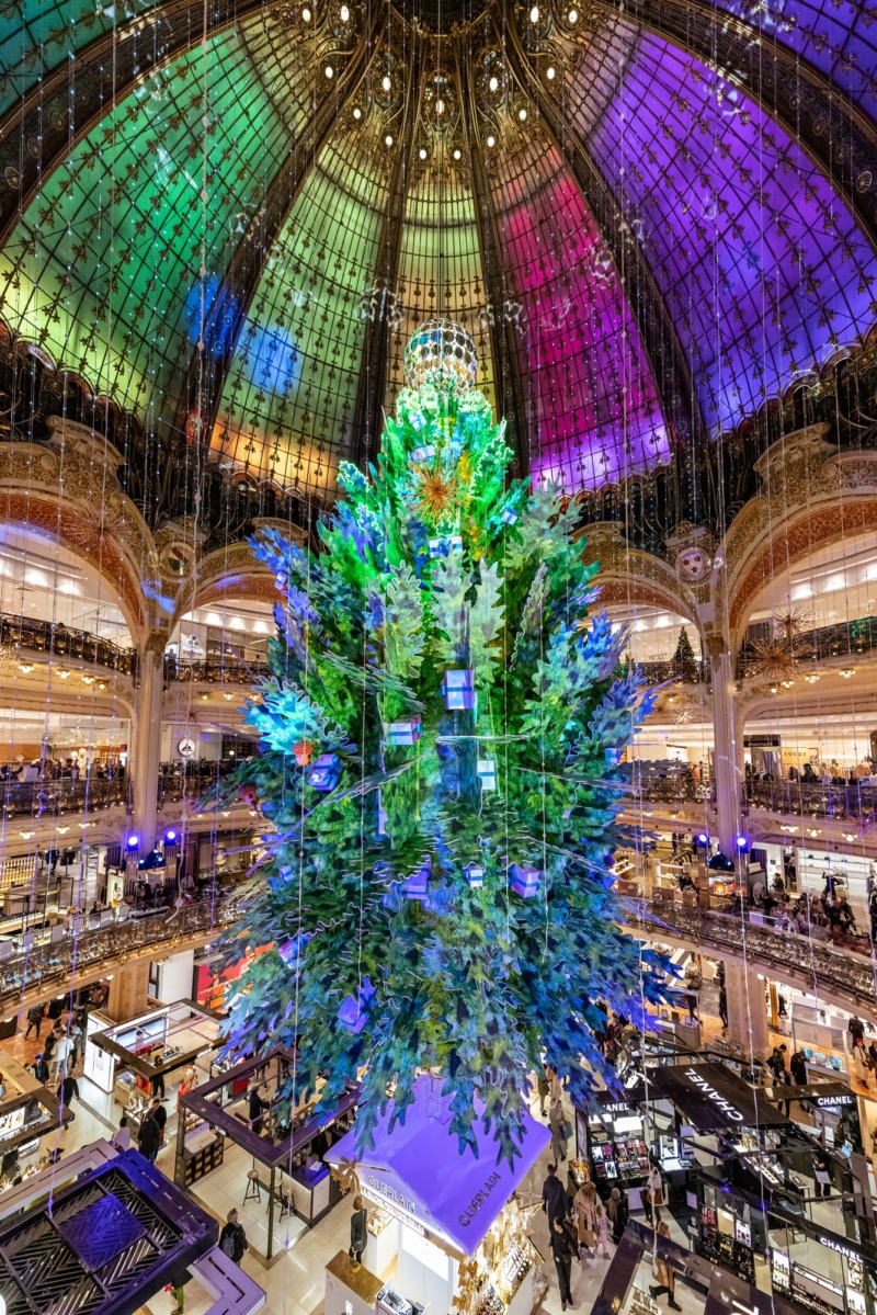 Galeries Lafayette proporciona com sua decoração de Natal uma imersão na  linda história de uma árvore e uma menina - Heloisa Tolipan