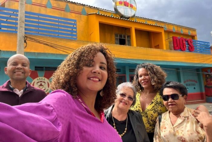 Renata Andrade e Thais Pontes as criadoras de 'Encantados' e suas famílias visitando a cidade cenográfica da série (Acervo pessoal)