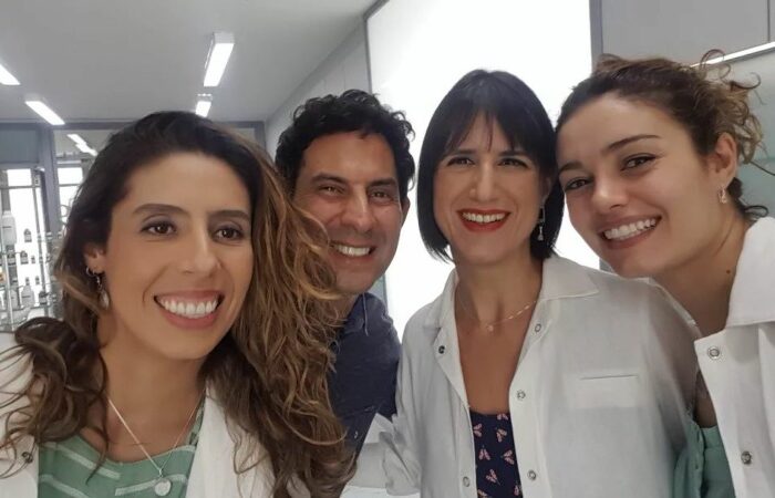 Cleber entre as atrizes com deficiência visual Camila Alves e Moira Braga, com Sophie Charlotte, em 'Todas as Flores' (Reprodução/ Instagram)