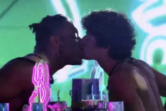 Fred Nicácio e Gabriel se beijam em festa do Big Brother (Reprodução)