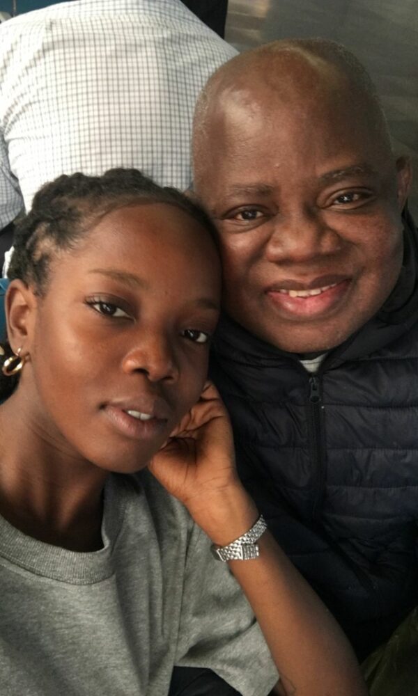 A atriz e seu pai, o nigeriano Chiedu Moneke: "Minha família é minha base potente" (Acervo pessoal)