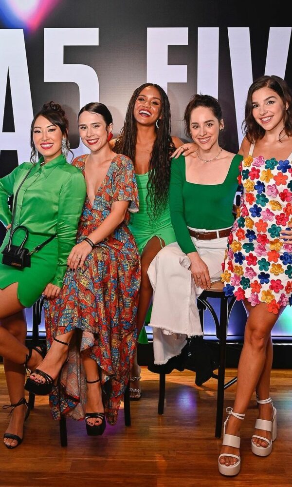 Daphne Bozaski com o elenco de 'As Five', série que ganhou a segunda temporada na Globoplay (Reprodução/ Instagram)