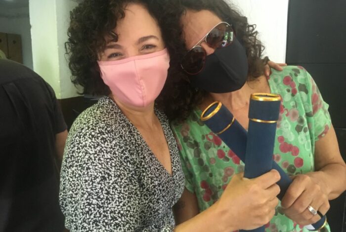 Luciana Braga e a amiga, a cantora Zélia Duncan, na formatura de ambas em Artes Cênicas (Reprodução/ Instagram)