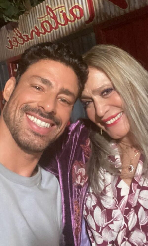 Cauã Reymond e Susana Vieira nos bastidores de 'Terra e Paixão' (Foto: Reprodução/Instagram)