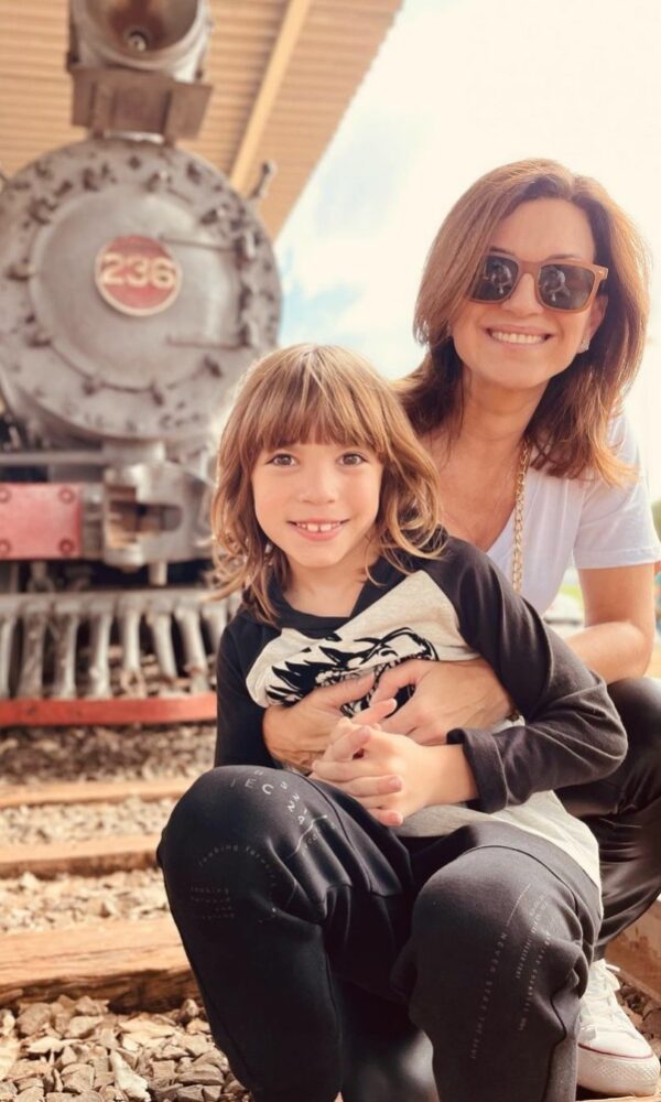A atriz Adriana Garambone e o filho Arthur, de 8 anos (Foto: Reprodução/ Instagram)