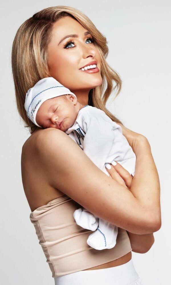 Paris Hilton mostra o filho Phoenix nascido em janeiro deste ano (Foto: reprodução/ Instagram/ @The Collective You)