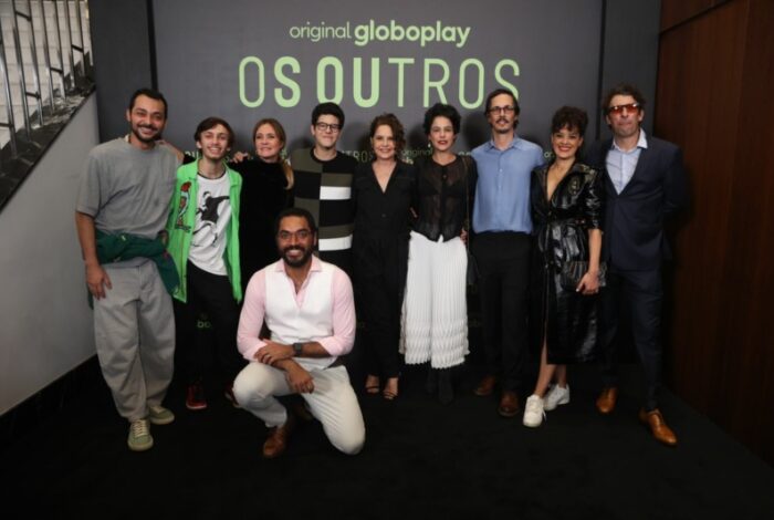 Eduardo Sterblicht com parte do elenco e equipe de 'Os Outros' (Divulgação/ Globoplay
