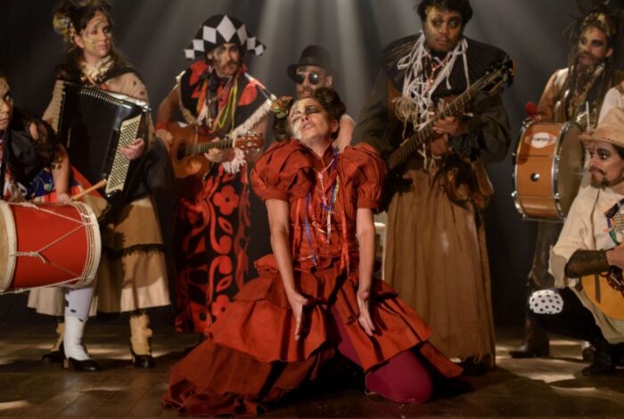 A atriz como Diabo no musical "Dom Quixote de Lugar Nenhum" (Foto: Simone Kontraluz)