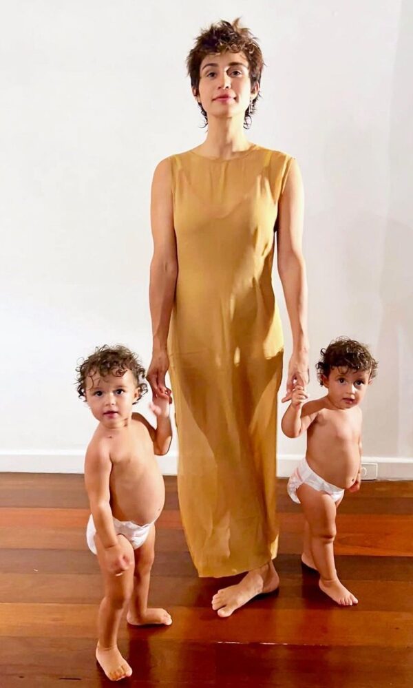 Nanda Costa e as filhas gêmeas Kim e Tiê (Foto: Reprodução/Instagram)