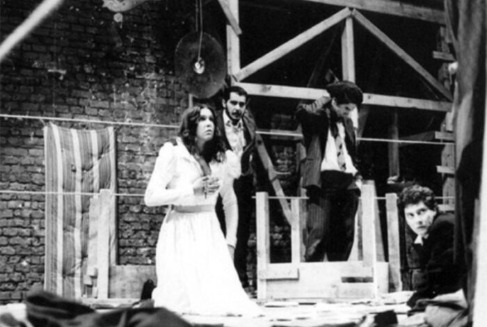 Ítala Nandi, ao centro, em “Na selva das cidades” (1969), do repertório do Teatro Oficina (Foto: Arquivo)