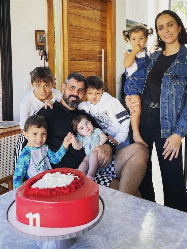 Juliano Cazarré posa com a esposa Letícia e os cinco filhos do casal (Foto: Reprodução/ Instagram)