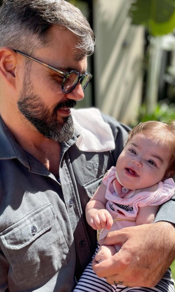 Juliano Cazarré com a filha Maria Guilhermina (foto: Reprodução/ Instagram)