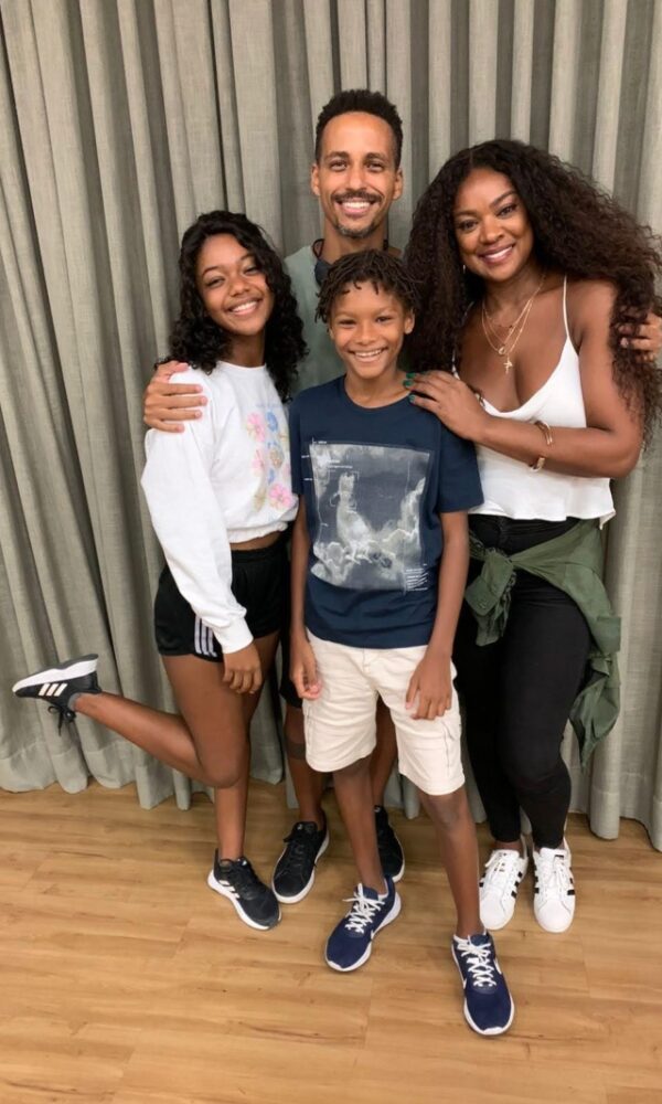 O ator ao lado de Cris Vianna e dos filhos na ficção da série 'Vicky e a Musa' (Reprodução/ Instagram)