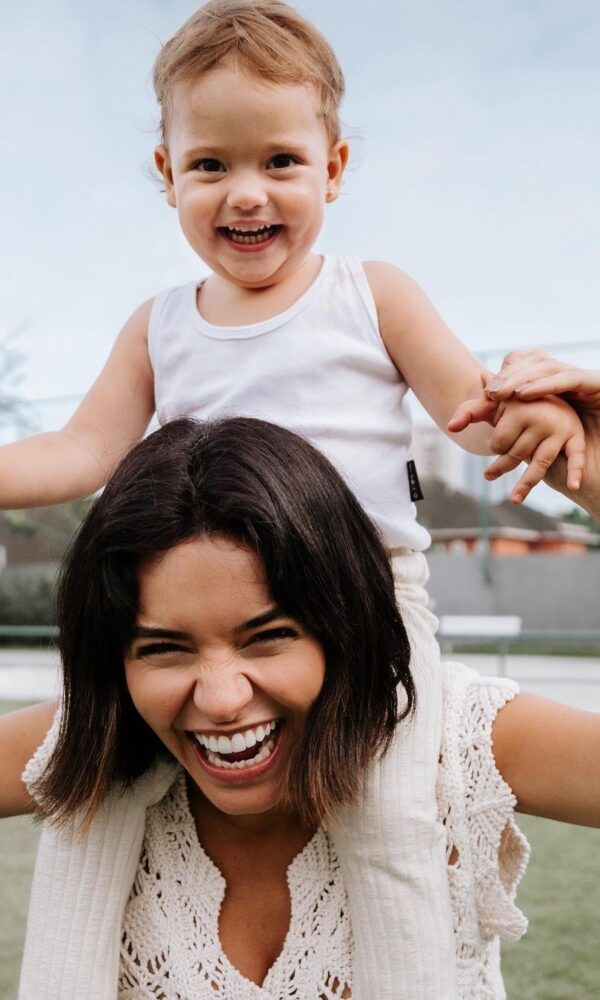 Talita Younan e sua filha Isabel, de 2 anos, do casamento com o diretor João Gomez (Foto: Babuska fotografia)