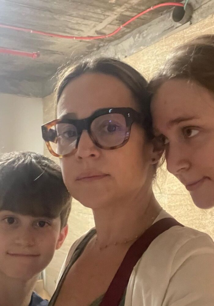 Gabriela Duarte e seu filhos, Frederico e Manuela, em bunker em um hotel de Israel (Reprodução/Instagram)
