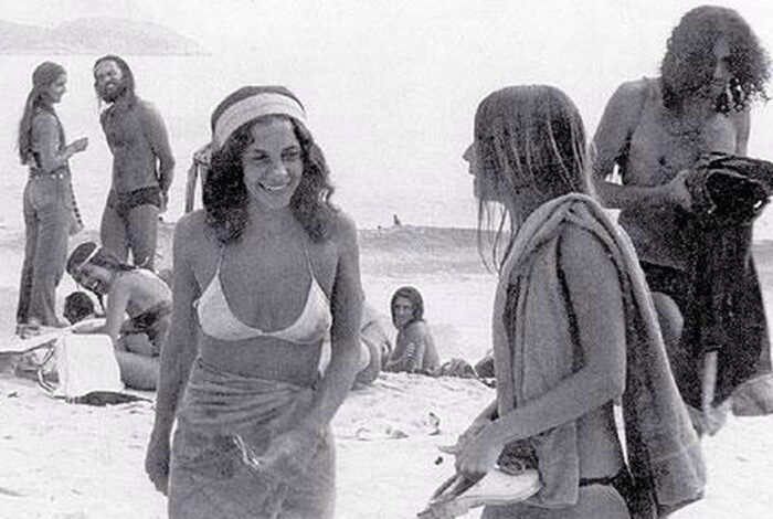 Gal Costa na praia de Ipanema na década de 1970 (Foto: Divulgação)