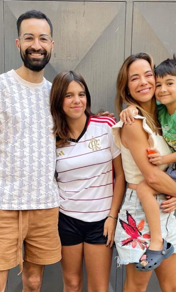 Miá Mello com o marido Lucas Melo e os filhos Nina e Antonio (Foto: Reprodução/ Instagram)