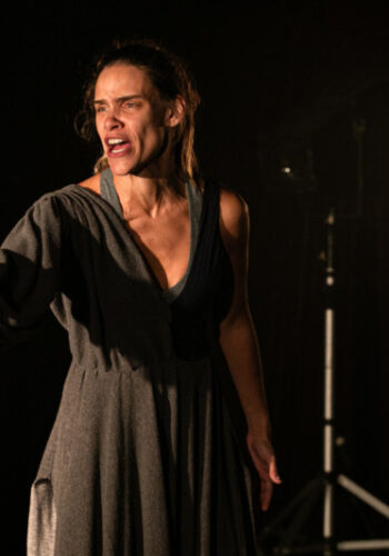A atriz em cena de 'Era Medeia' que volta ao teatro no próximo dia 24 de outubro (Foto: Renan Mangolin)
