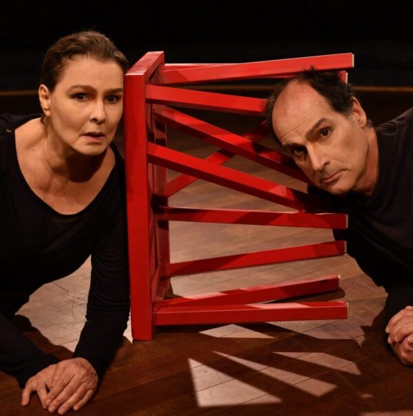 Louise Cardoso com Luiz Octavio Moraes no espetáculo 'Os bolsos cheios de pão' (Foto: Cristina Granato)