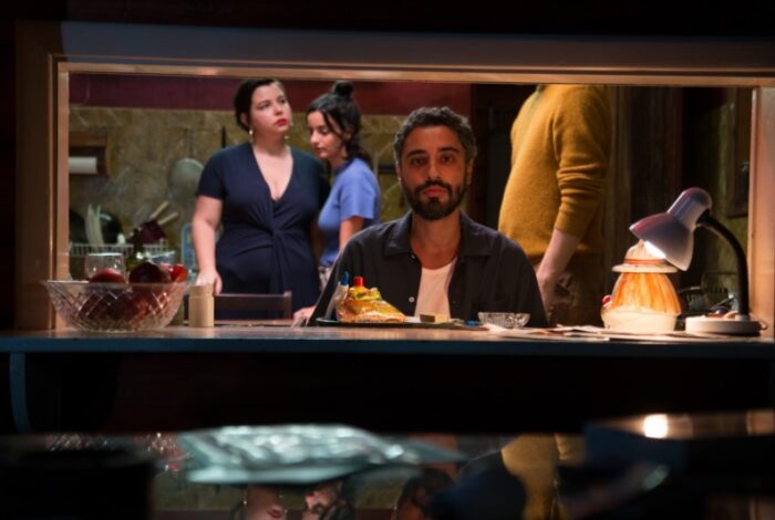 O ator Felipe Hauit com os atores Julia Stockler, Saulo Arcoverde e Catharina Caiado nas filmagens do filme "A Cozinha"