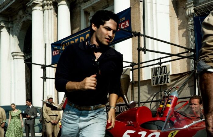 O ator em cena no longa 'Ferrari' (Divulgação/ Diamond films)