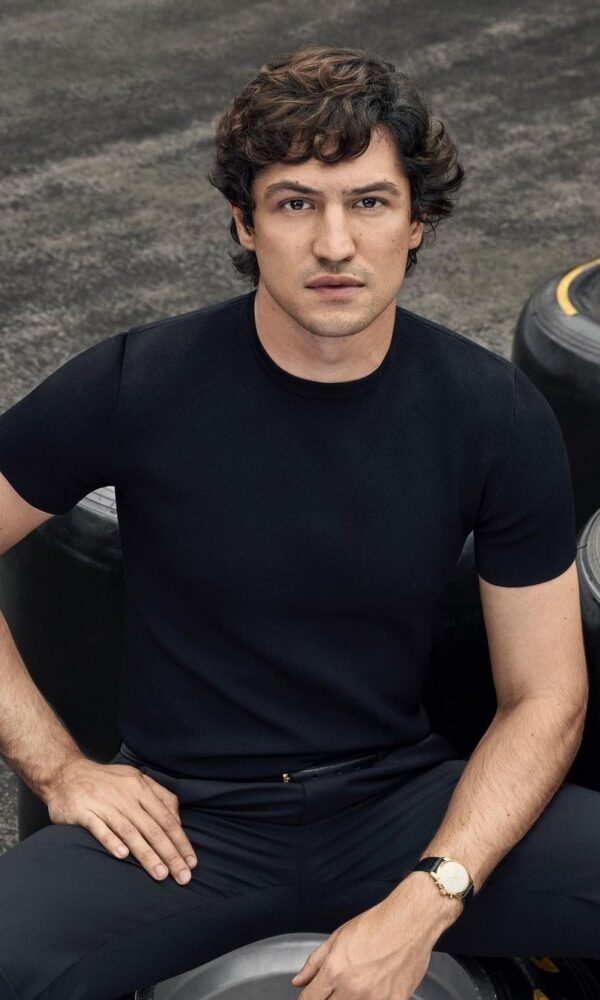 Gabriel Leone posa como Ayrton Senna para série da Netflix (Divulgação/ Netflix)