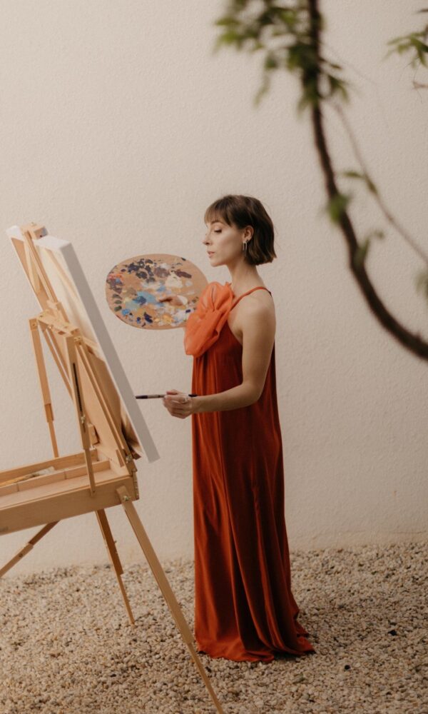 A pintora Marina Marques reflete sobre o distanciamento do mercado de arte com o público