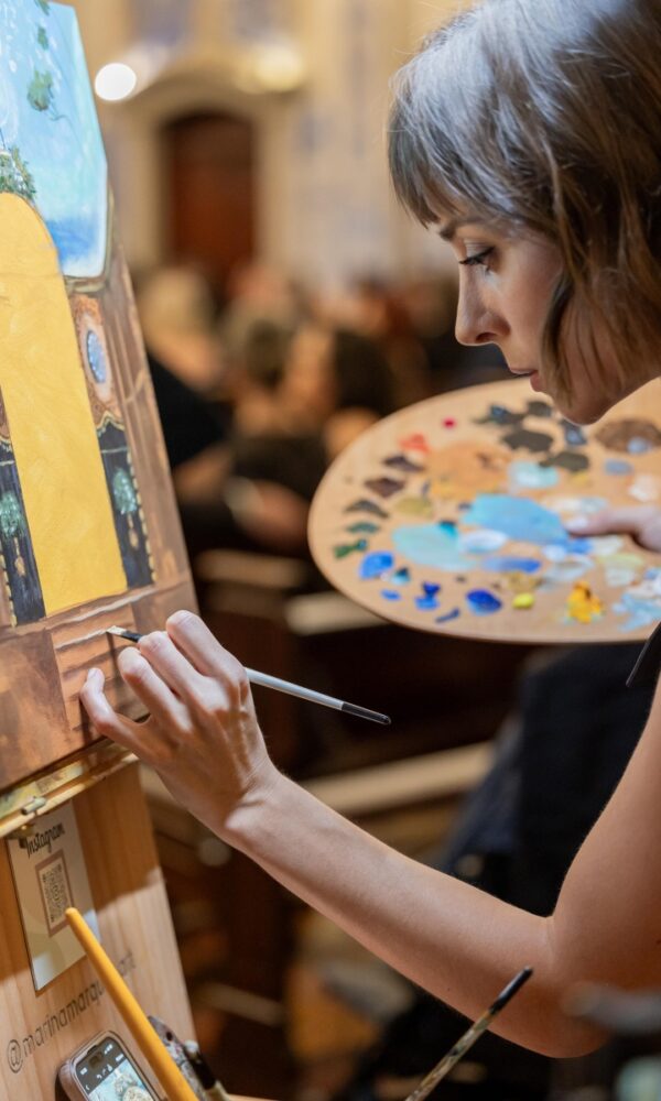A influenciadora Marina Marques conquistou milhões de visualizações nas redes com os vídeos pintando ao vivo (Foto: Johansson Terebeuczik)