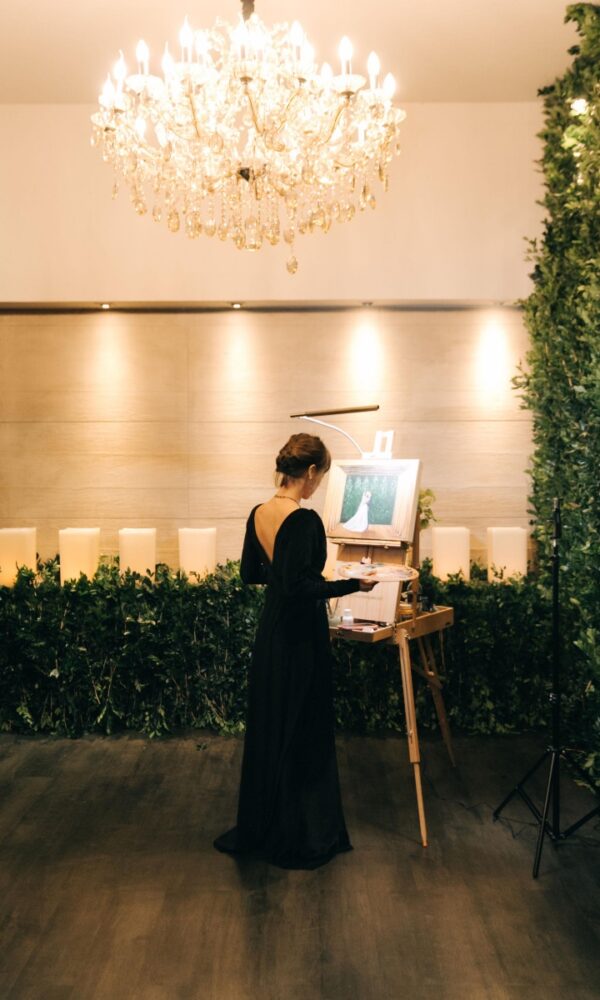 A influencer e pintora Marina Marques comenta sobre os desafios de pintar ao vivo em casamentos