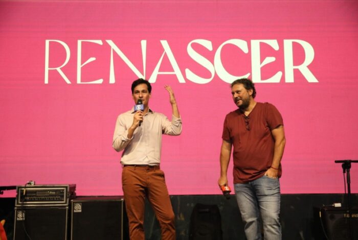 Bruno Luperi e o diretor artístico do remake de 'Renascer', Gustavo Fernandez, na festa de lançamento da novela (Foto: Divulgação/ Globo)
