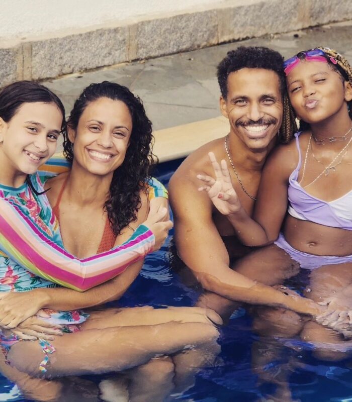 Ana Luiza de Brito, Pedro Caetano e suas respectivas filhas, Julia e Alice (Foto: Reprodução/Instagram)