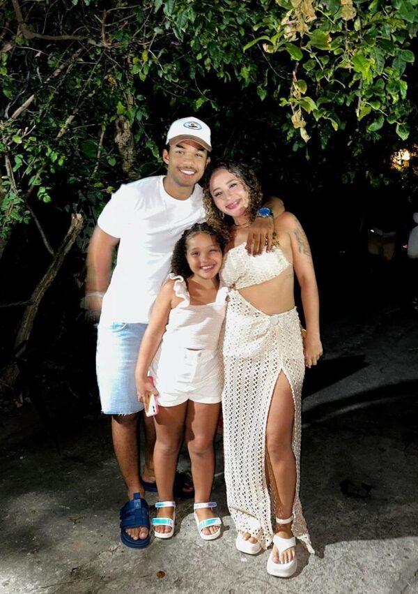 O ator Juan Paiva, a esposa Luana e a filha Analice (Reprodução/Instagram)