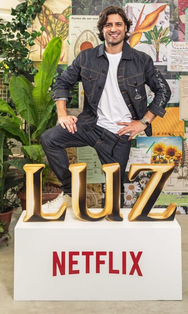 Daniel Rocha está na série 'Luz', primeira produção infantojuvenil brasileira da Netflix (Divulgação)