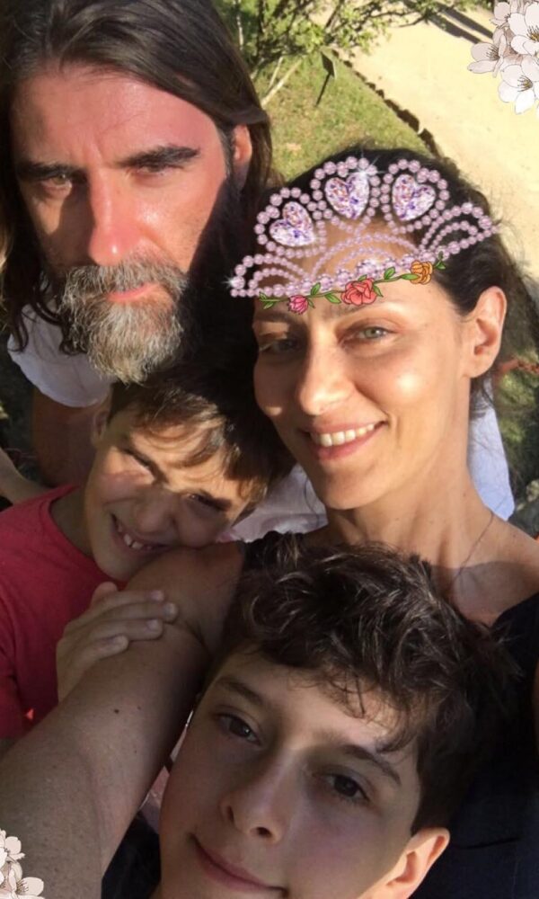 Maria Fernanda Cândido em clique raro e antigo com o marido e os filhos (Foto: Reprodução/Instagram)