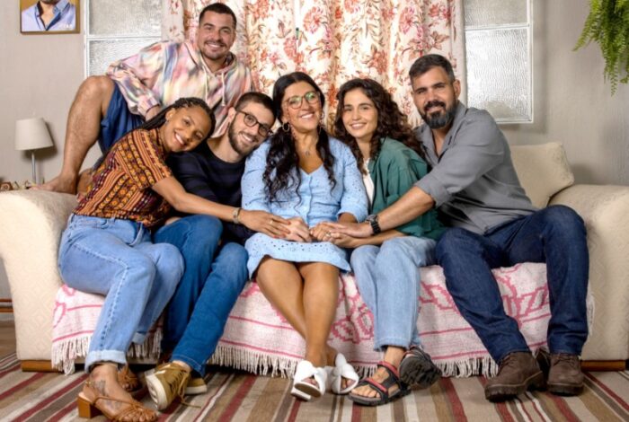 Regina Casé posa com seus cinco filhos na ficção no longa 'Dona Lurdes - O filme' (Foto: Divulgação)