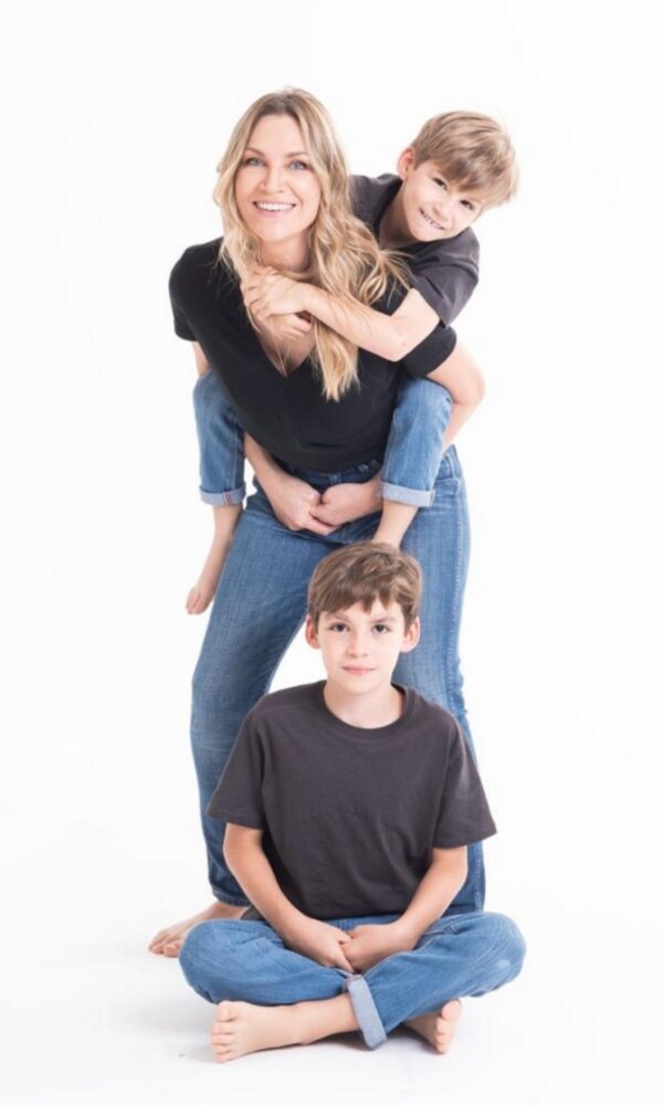 Anne Lottermann posa com os filhos, Gael e Leo (Foto: Divulgação)